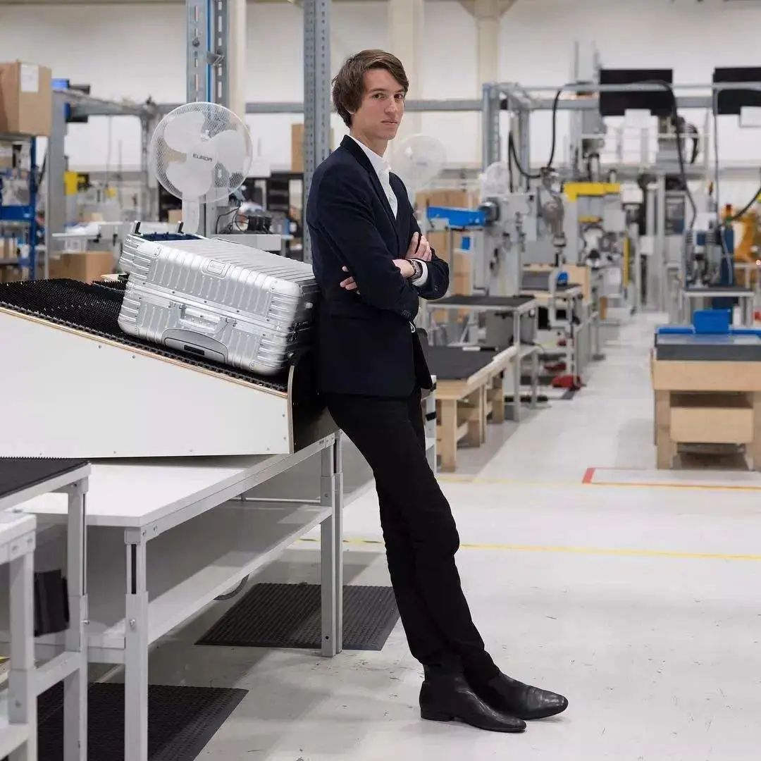 rimowa行李箱是什么材质做的,rimowa行李箱细节图