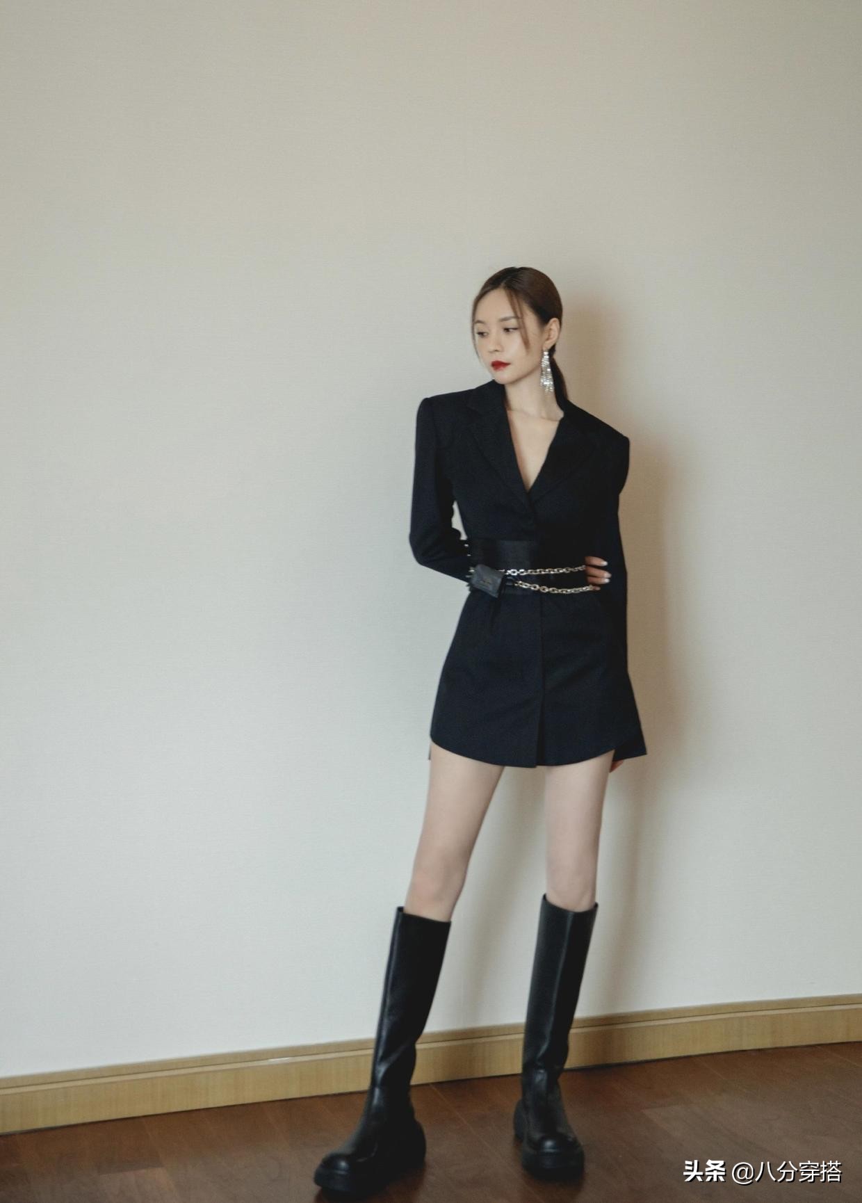沈梦辰白衬衫黑西服配链条短裙,沈梦辰把粉色西装穿出了时尚感