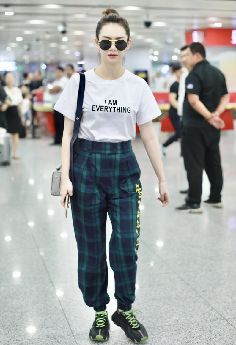 墨绿色上衣搭什么颜色的裤子好看,墨绿色上衣配什么色的裤子好看