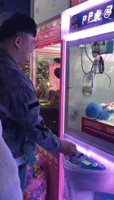 米奇、轻松熊、皮卡丘...西安正版娃娃机店！抓到就是赚