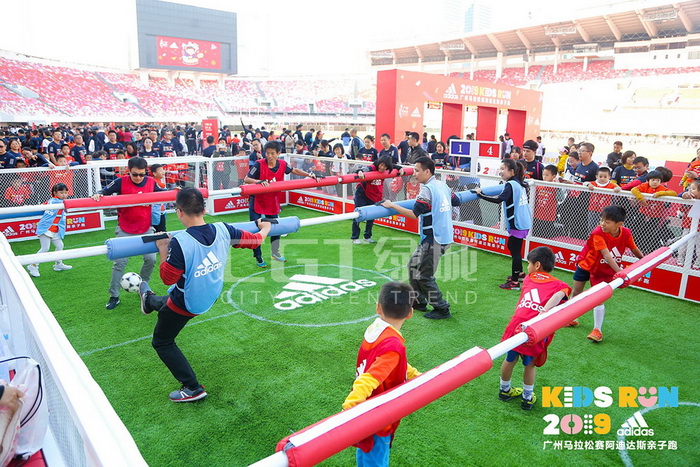 浜插瓙浜掑姩妗屼笂瓒崇悆,鍒牱鐨勮冻鐞冩瘮璧涘辜鍎垮洯浜插瓙娲诲姩