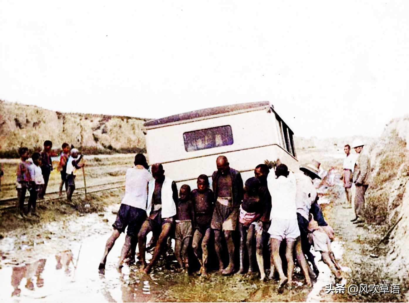 1933年的陕西西安，木头造的汽车，穿着衣服的飞机