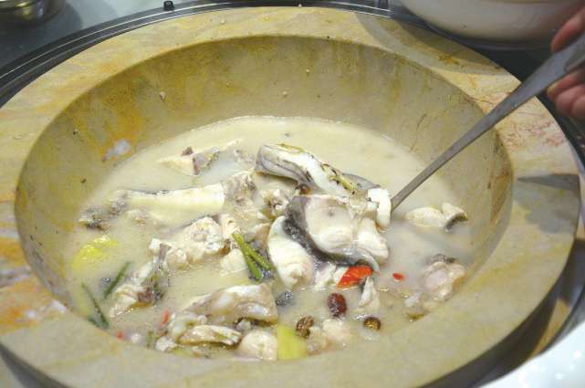 老字号湘菜王洞庭石锅鱼,湘菜特色菜石锅鱼