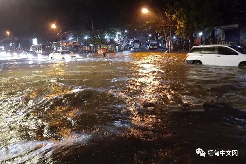 仰光雷雨，积水没过大腿，不少车子在水中“游”