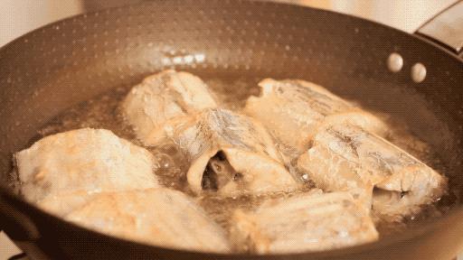 经过油炸后的油怎么利用,让油炸的油变清澈的妙招