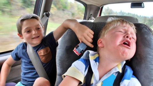 3岁宝宝玻璃心一说就哭怎么补救,孩子玻璃心敏感爱哭家长怎么办