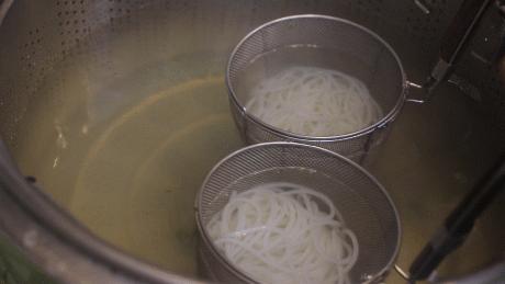 掐着鼻子分辨不出来饮料味道,螺蛳粉到底有何魅力