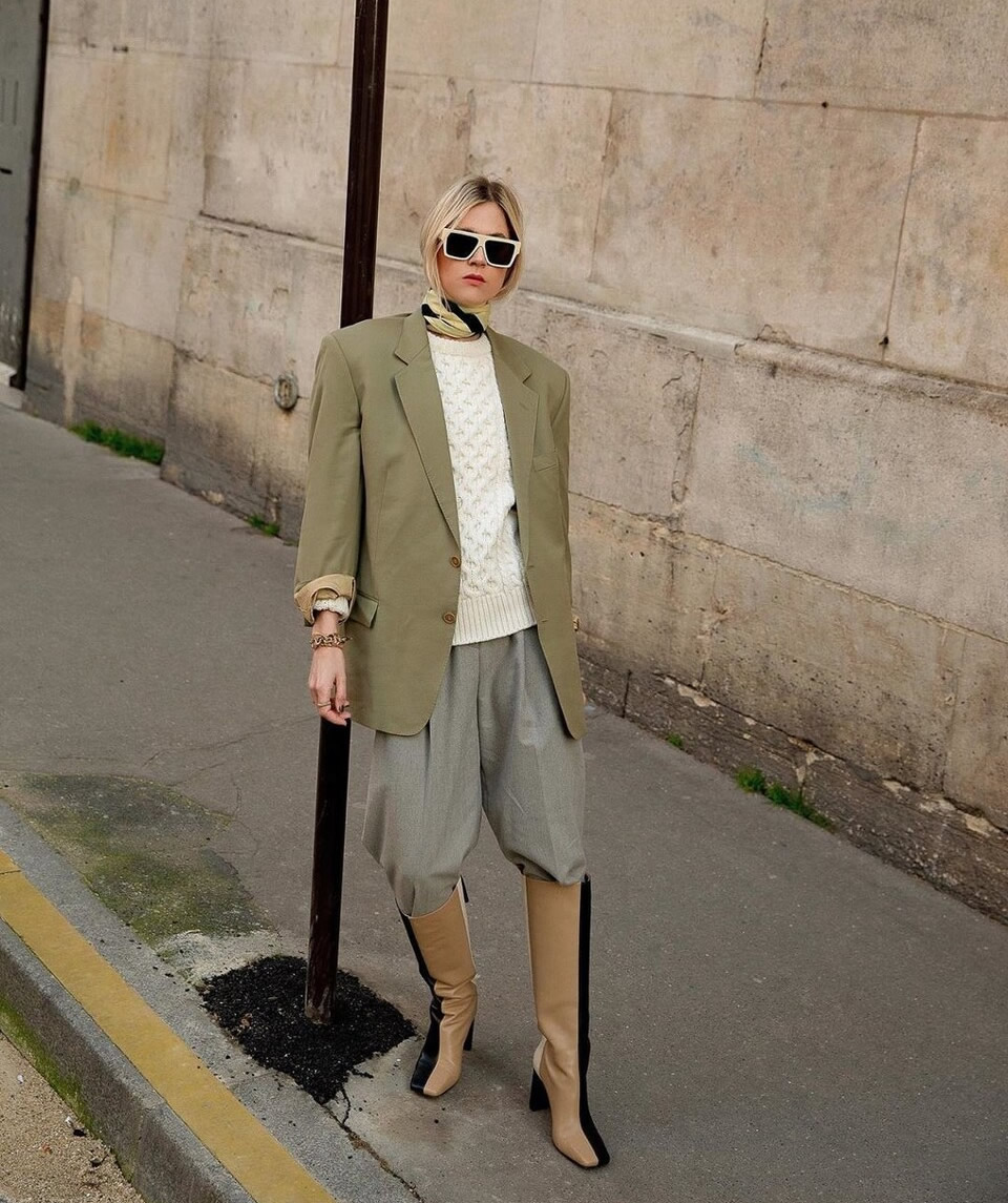 灰色裤子配什么颜色上衣最好看,灰色裤子配什么色的上衣好看