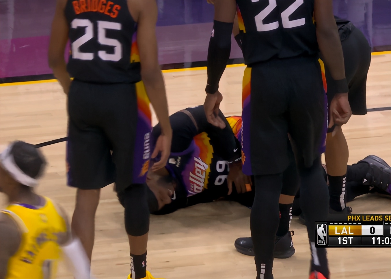 浓眉哥单打克劳德视频,浓眉脚踢克劳德裆部引热议