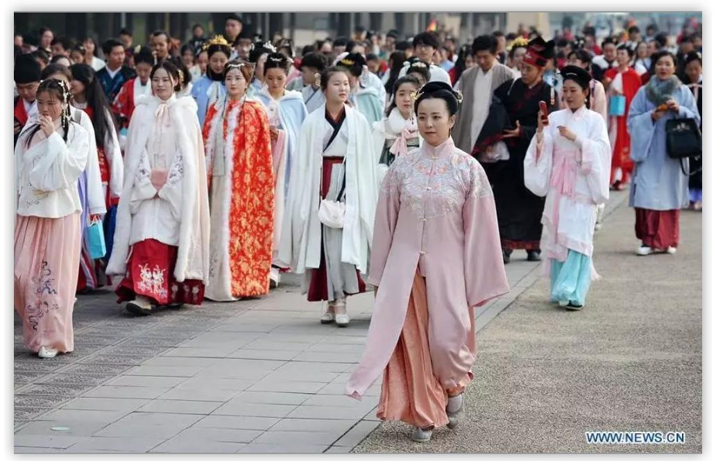 年轻人更爱中国传统文化,中国汉服在外国人眼里是怎么样了