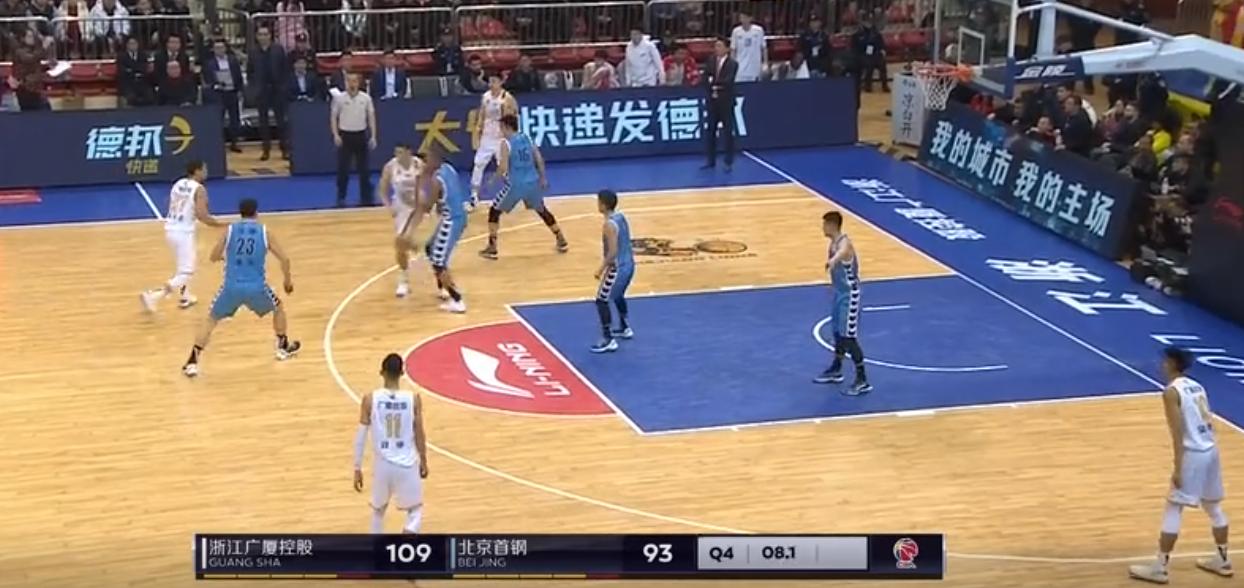 球技不咋地脾气还挺大北京首钢超巨CBA赛场怒骂裁判！