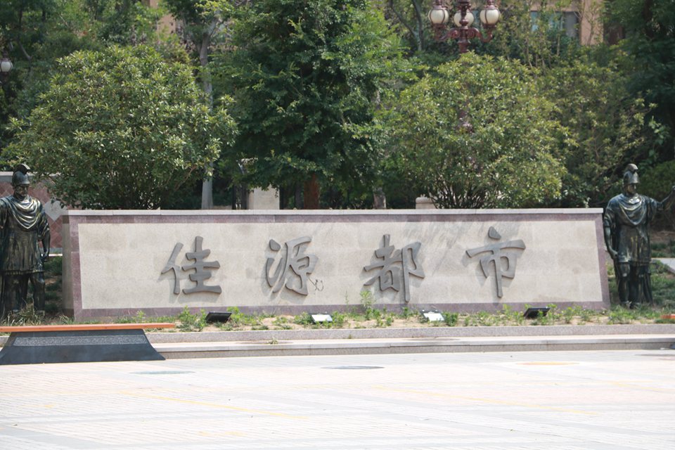 “渣渣墙”用钥匙就能抠出洞！青岛即墨正大·佳源都市弄啥咧