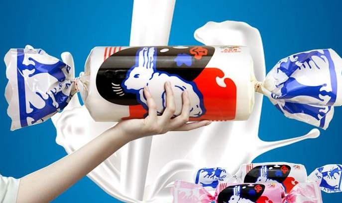 60岁的大白兔，开起了奶茶店，比喜茶还火爆：你喝过了吗？