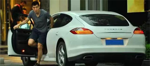 里皮在恒大的座驾,看国足时反应