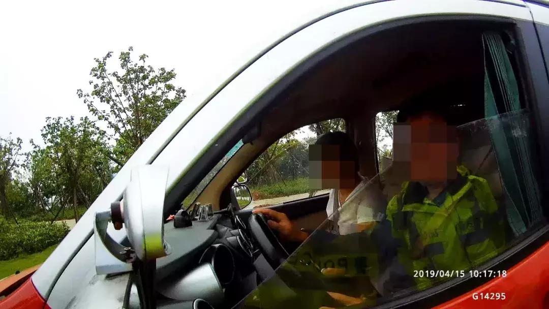 金湾教练车行驶怪异，龟速、弧线掉头，被交警盯上！