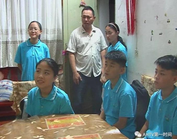 五胞胎被分到5个班爸爸称怕淘气,爸爸要求五胞胎分到5个班