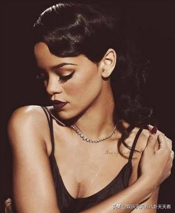 兼职歌手的美妆博主蕾哈娜女士终于出新歌了，等太久啦