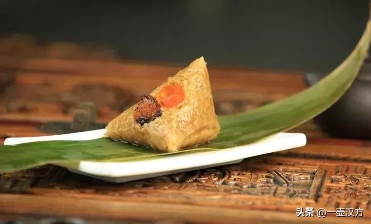 今日端午，吃粽子、插艾条、赛龙舟、佩香囊，端午过后，注意养生