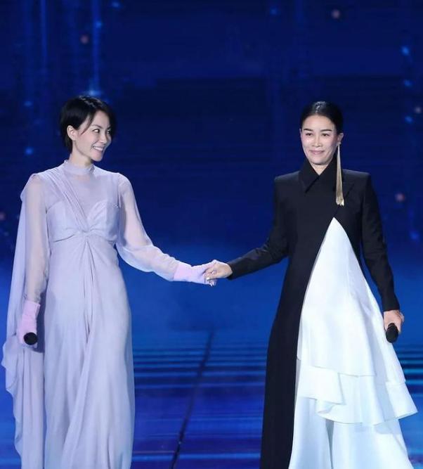 那英当众踢人视频曝光,那英被踢人引热议