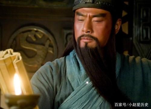 为什么关羽总是眯着眼睛？