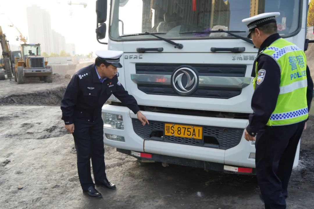 交警中队向人大汇报,晋城交警连心桥