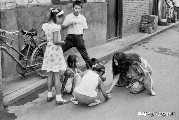 三毛在成都街头流浪：眼神忧郁哀伤，短短三个月后在台湾自缢身亡