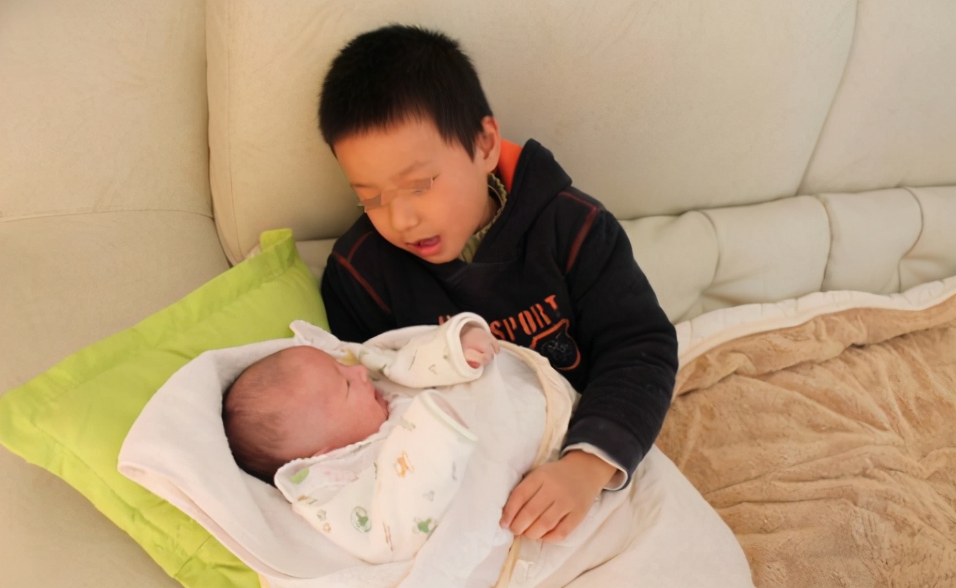 二胎喂奶要不要躲避大宝,二胎喂奶要避开大宝