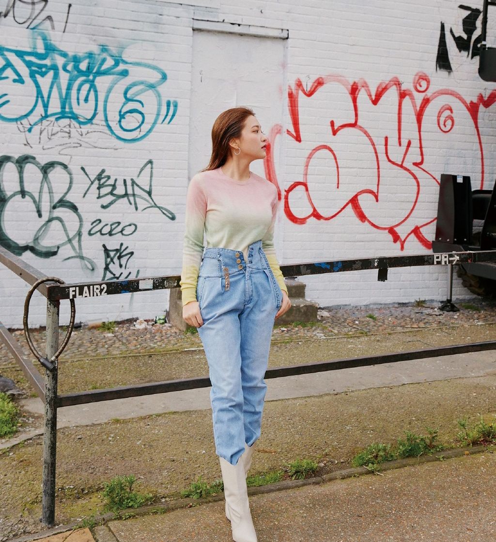 她是韩国大势女团忙内，穿宝蓝牛仔连体裤出镜，背头更显精致五官