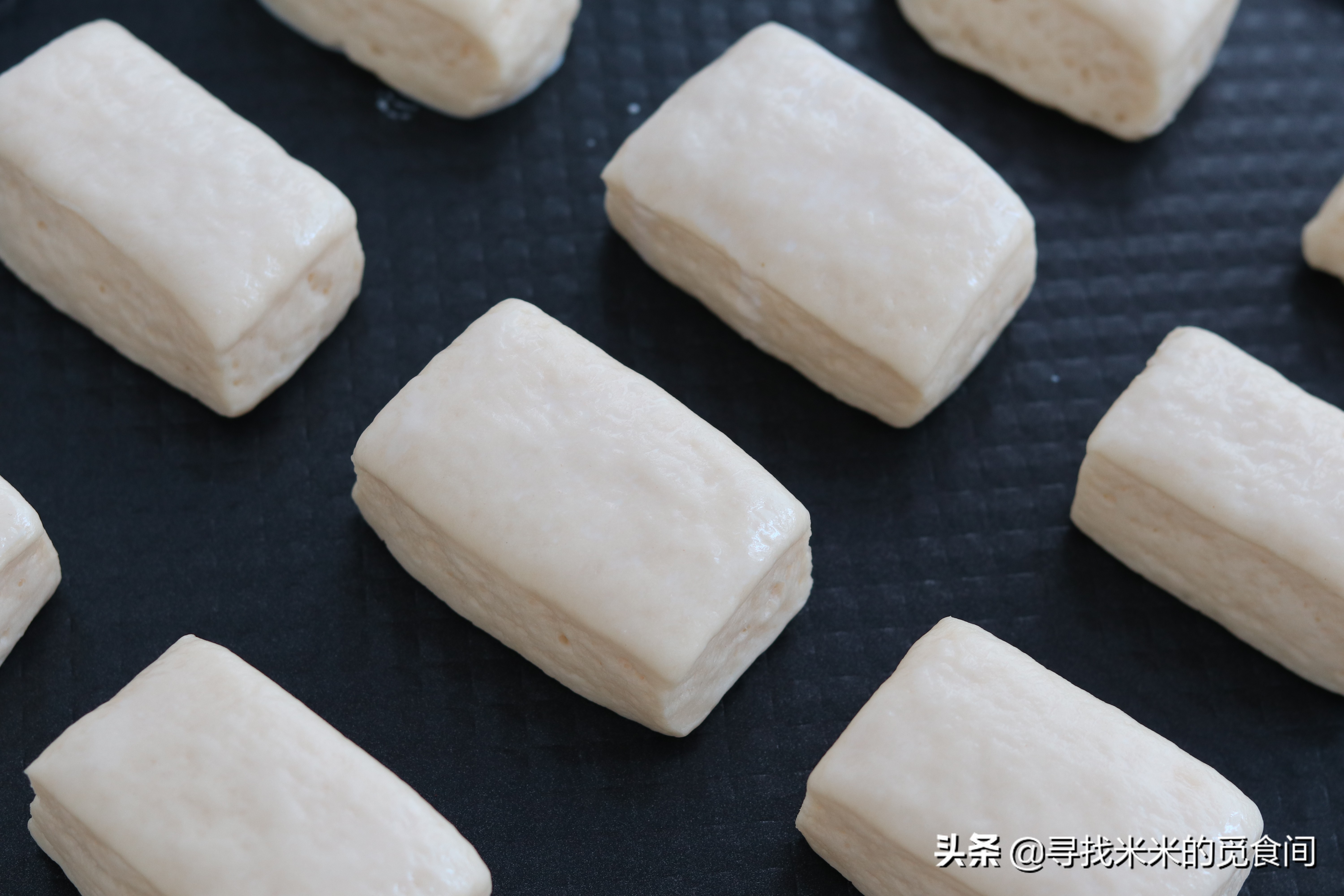 奶香浓郁的小餐包,怎样做软糯奶黄小餐包