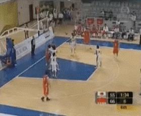 易建联国家队16年,易建联16岁时扣篮