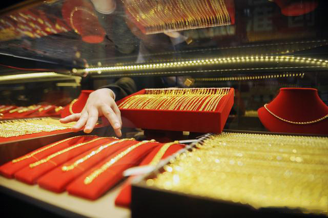 黄金大涨买什么期货,黄金大涨黄金股票会上涨么