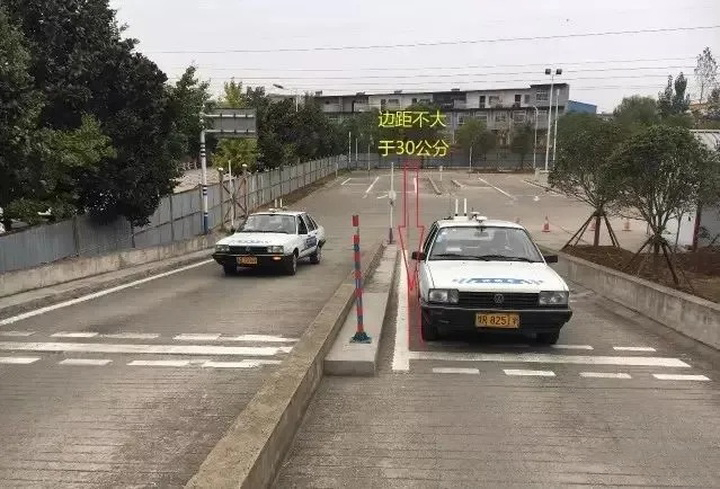 科目二的坡道定点停车图解,科目二坡道定点停车30公分怎么走
