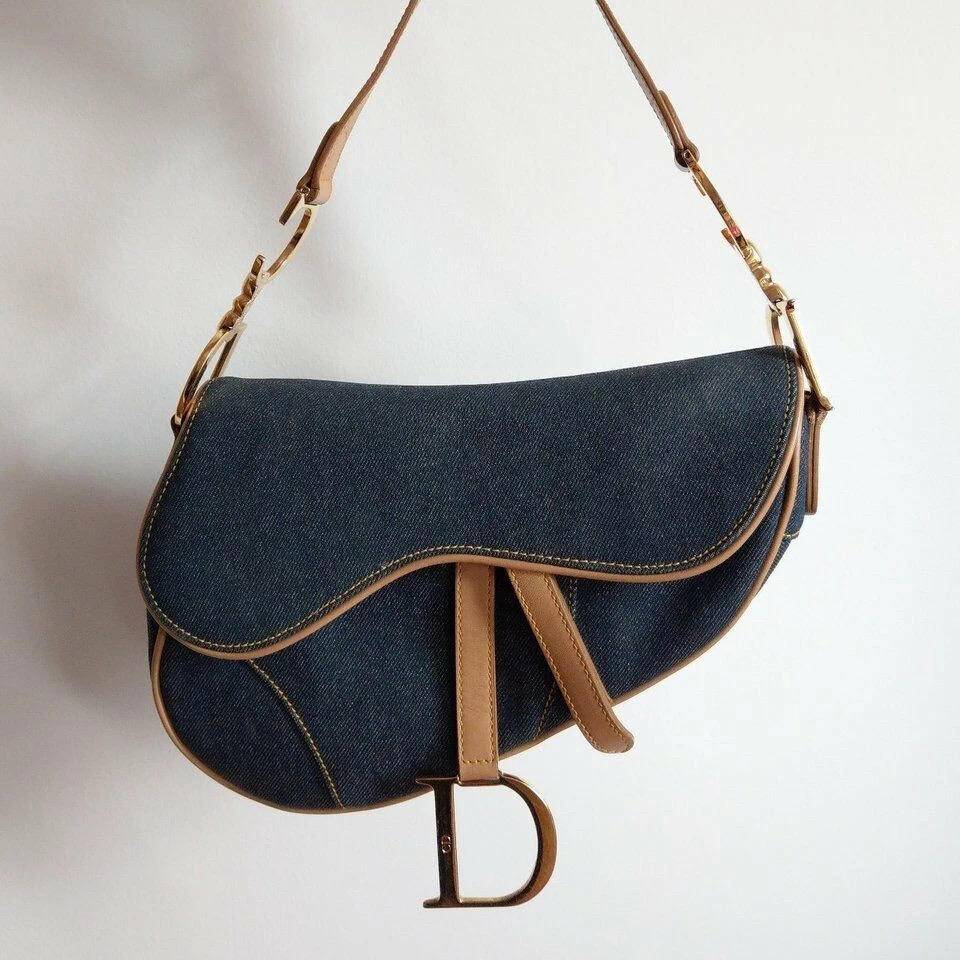 迪奥马鞍包黑皮王俊凯,王俊凯同款迪奥马鞍包