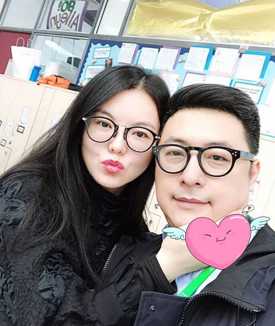 45岁就满头白发，李湘晒圣诞合照王岳伦满脸胡渣，白发多得认不出