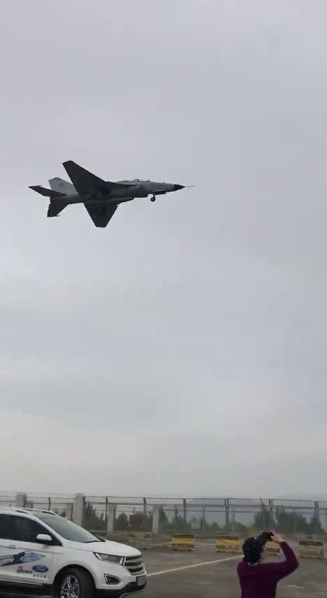 明星看战斗机从头顶飞过,外国战斗机从头顶飞过震撼视频