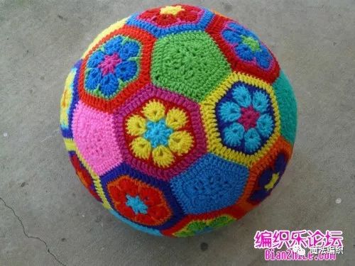 毛线编织足球的教程,宝宝足球鞋编织教程