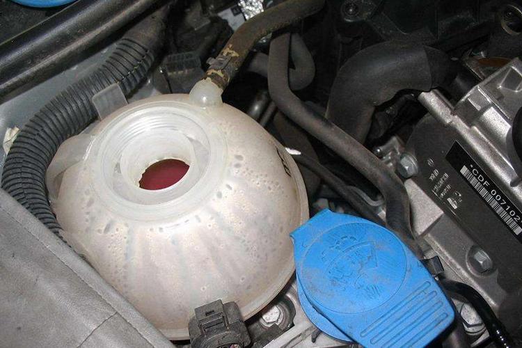 百分之九十老司机都不知道的问题,汽车开锅的正确处理方法