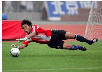 与著名歌星同名的东北门将，拒绝假球比赛中途退场，29岁就退役