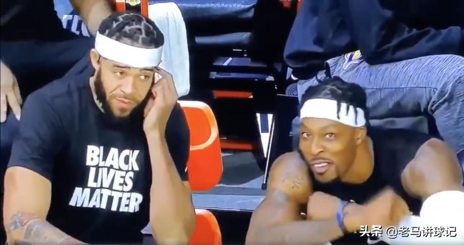 詹姆斯用球故意砸对手脑袋搞笑,詹姆斯被史蒂芬森逗笑