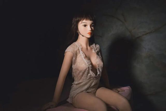 中国第一个硅胶娃娃体验馆，开在工厂区