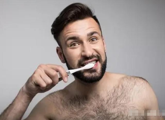 为什么有些男人胸部中间长痘,为什么男生胸部会长小毛毛