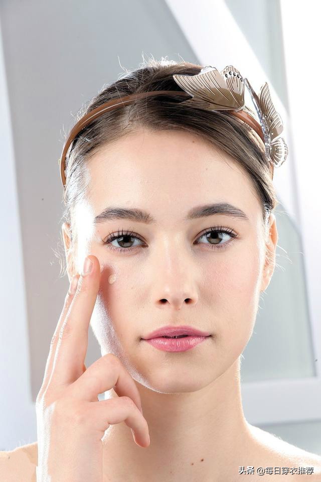 涂bb霜用湿粉扑还是干的,涂bb霜用粉扑还是美妆蛋