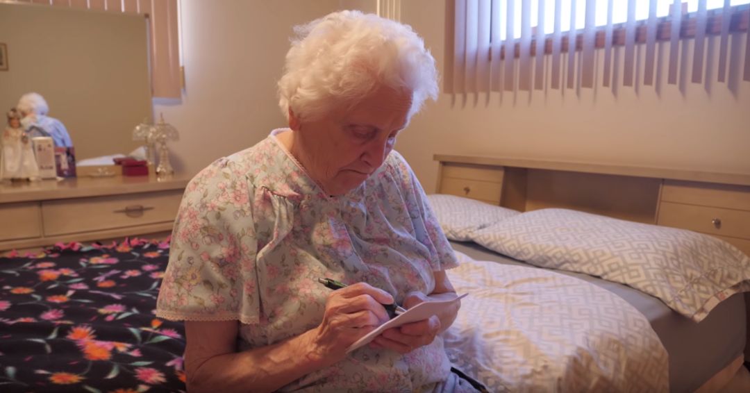 93岁奶奶恶搞27岁孙子,一夜爆红!1300万网友围观:奶奶太坑了