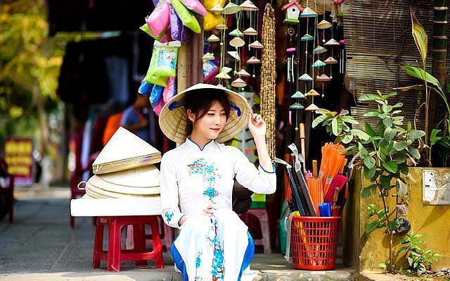 大量越南姑娘涌入中国旅游,越南边界一河之隔