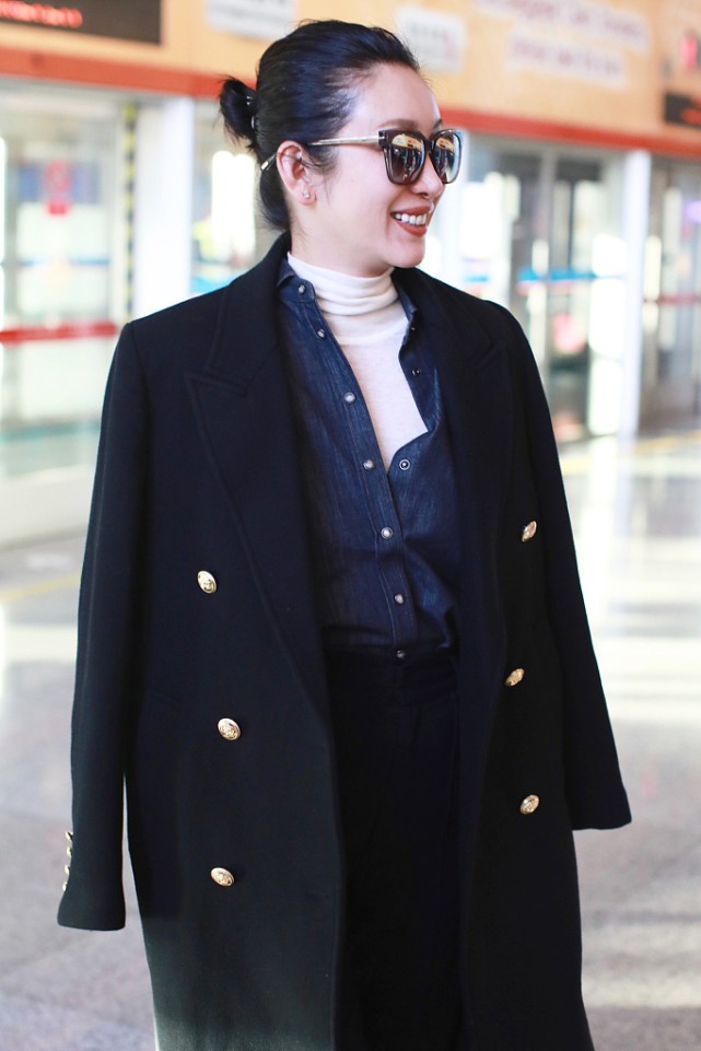 秦海璐穿条纹连体裤干练又霸气,秦海璐最近很火的穿搭风格