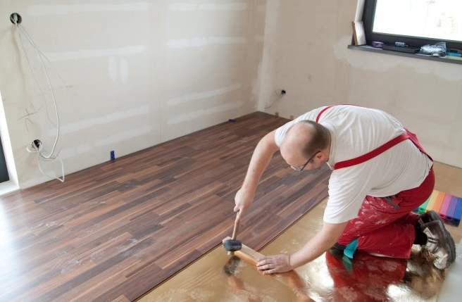 铺地板是否需要用地板胶,地面不平如何铺地板胶呢