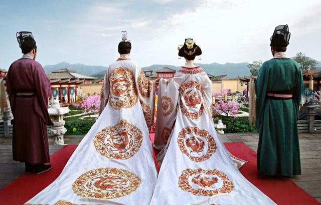 古代裙摆和衣服拖地,古代人穿长裙怎么不弄脏