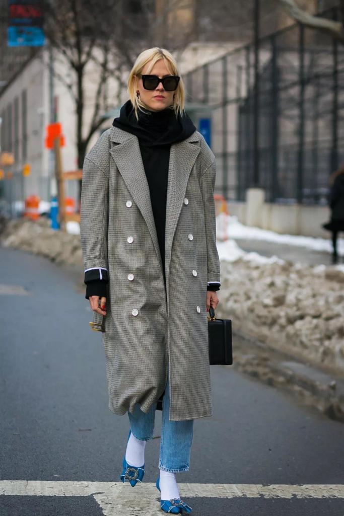 深卡其色大衣冬内搭什么好看,咖色冬大衣配什么颜色内搭