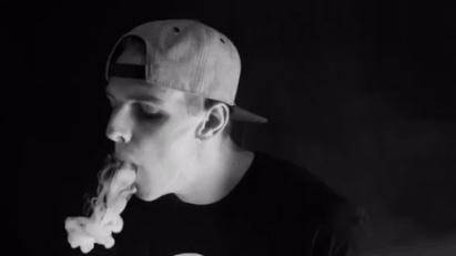 女人吸烟也是对自己的一种保护,都说女生抽烟不好