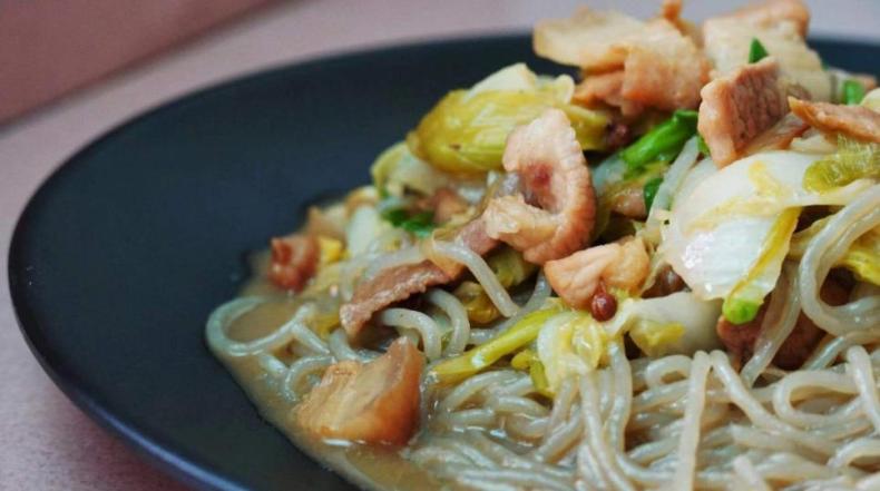 女孩的凌乱温馨房间,女孩子的房间凌乱图片